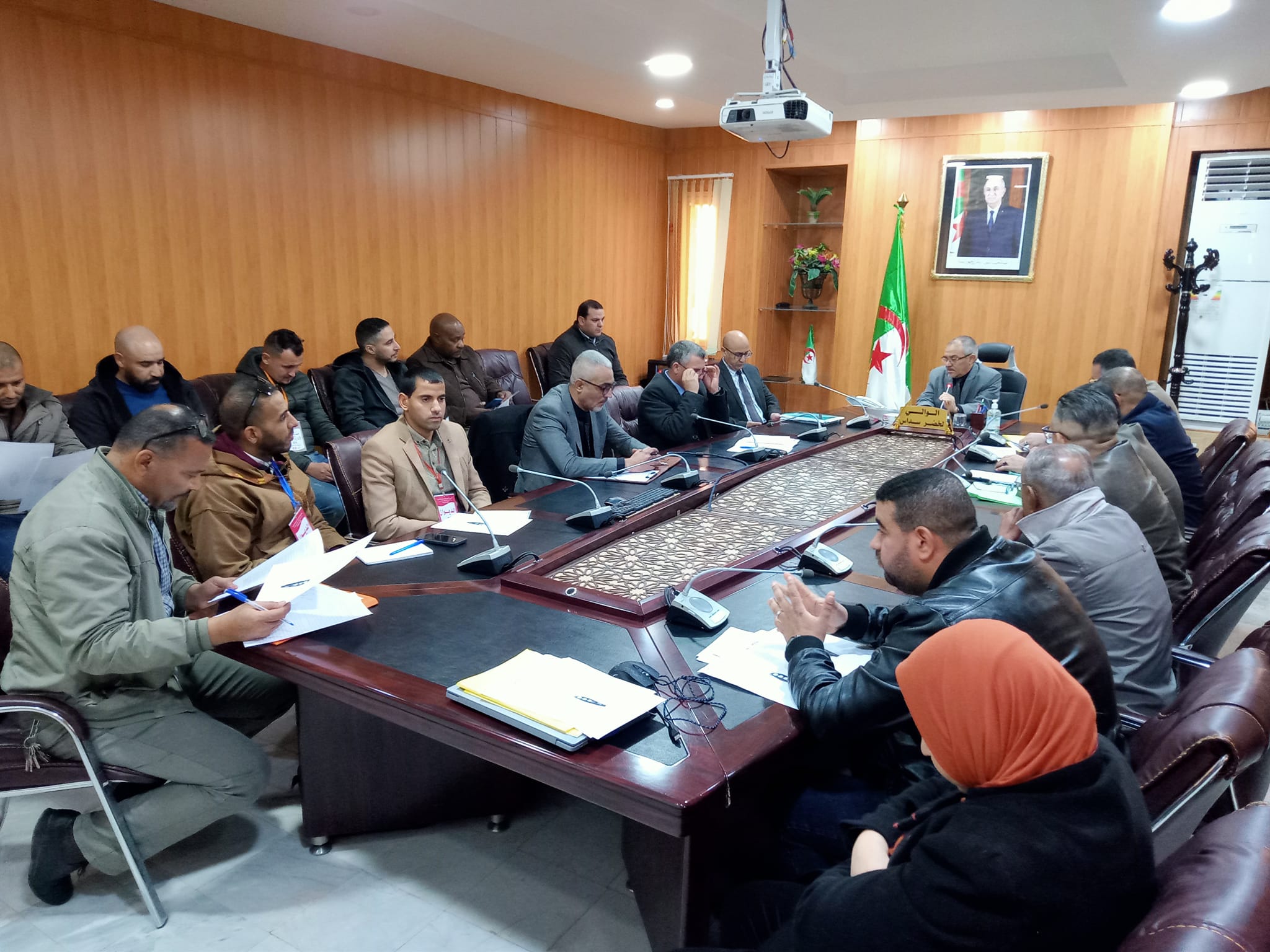 اجتماع  حول إعادة الاعتبار للإنارة العمومية لمدينة بسكرة