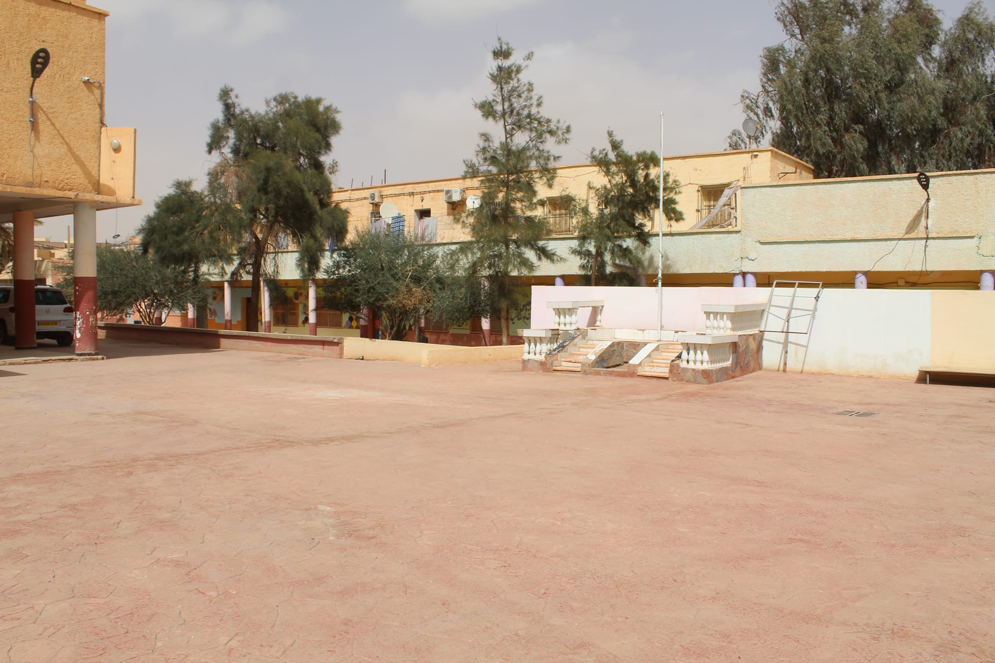 معاينة أرضية لإنجاز مشروع مدرسة ابتدائية تعويضية صنف د بالمدرسة الابتدائية الجيل الصاعد بحي 150 مسكن HLM