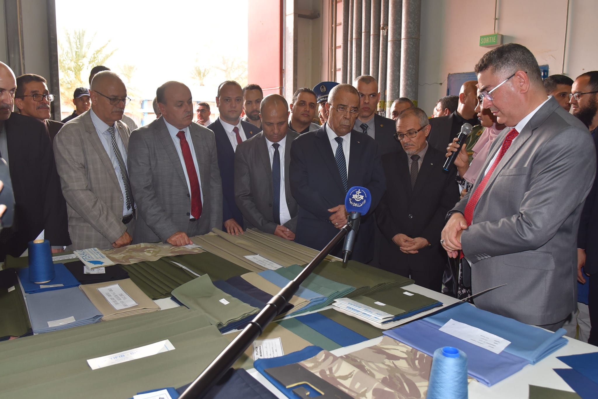 معاينة الوحدة الإنتاجية لمصنع النسيج التابع لمجمع نسيج الجزائر