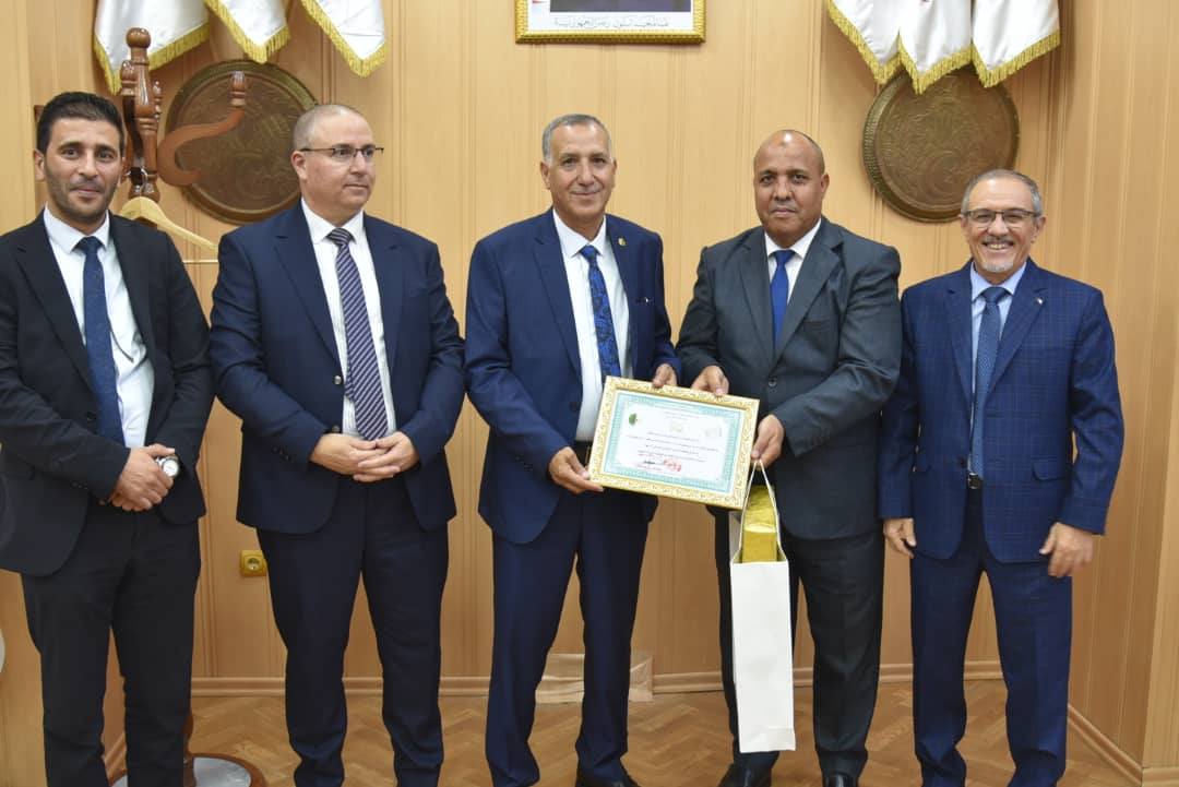 تكريم كل من الأمين العام للولاية بمناسبة ترقيته واليا منتدبا للمقاطعة الإدارية القنطرة و مدير الري لولاية بسكرة سابقا