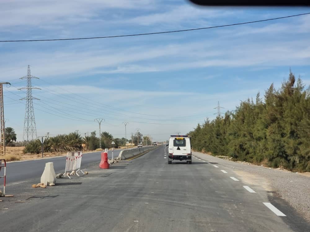 معاينة مشروع إنجاز إزدواجية الطريق الوطني رقم 83 في شطره الرابط بين بلديتي سيدي عقبة وعين الناقة