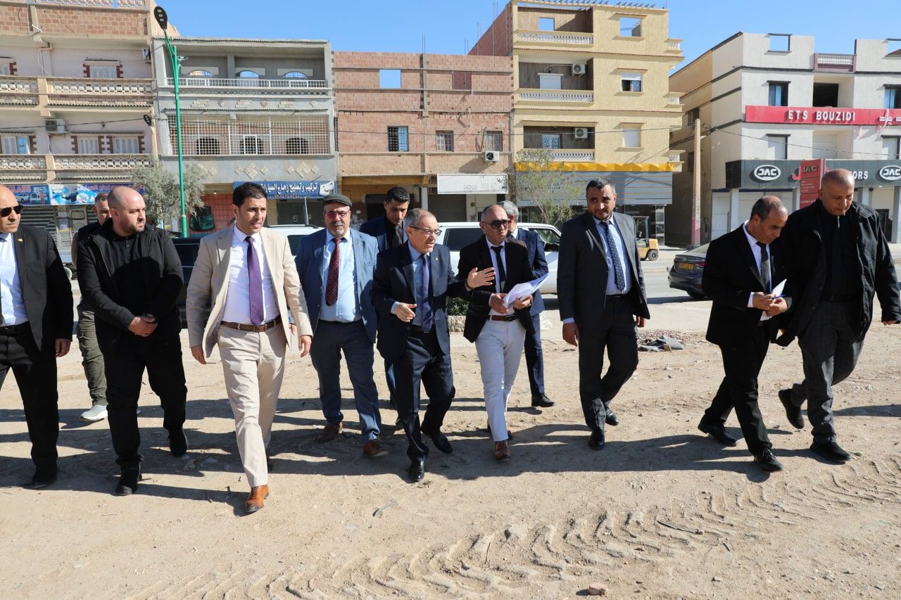 تثبيت أرضية لإنجاز مشروع سوق جواري مغطى بجانب طريق الصحراء ببلدية بسكرة.