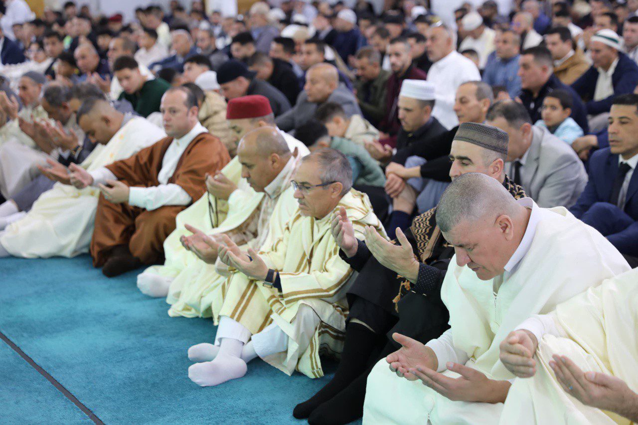 آداء صلاة عيد الفطر المبارك